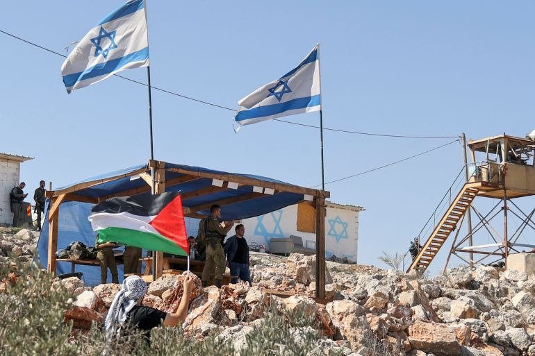 Bewaffnete israelische Streitkräfte patrouillieren im Gebiet, in dem palästinensische Geschwister erschossen wurden