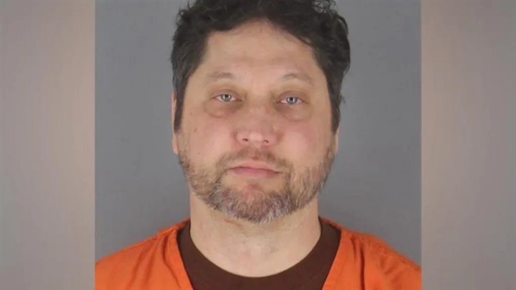 Ilhan Omar attackiert und wird von Sicherheitskräften während der Bürgerversammlung geschützt