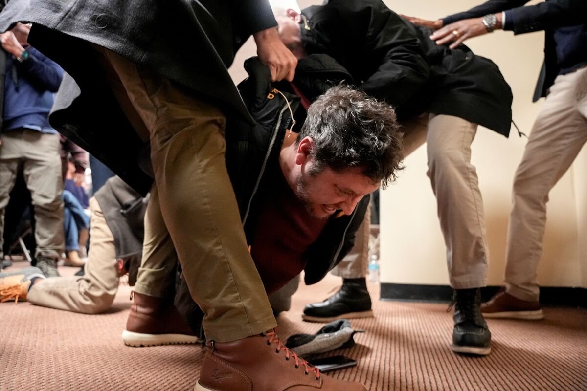 Der Mann, der Ilhan Omar attackiert hat, wird von Sicherheitskräften überwältigt und festgenommen