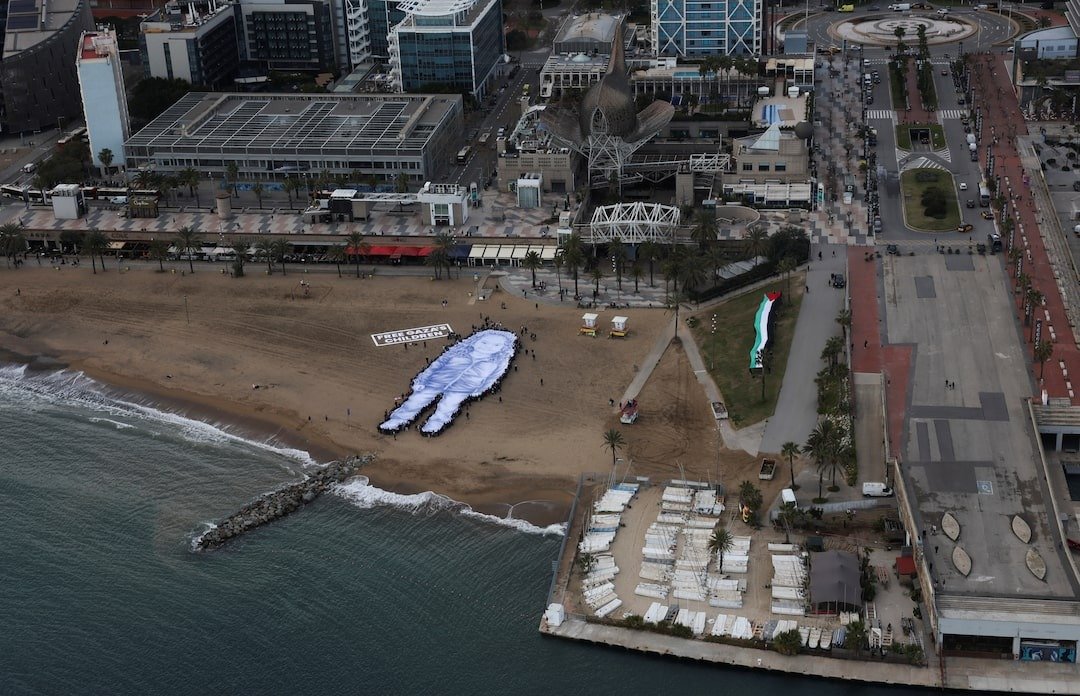 Porträt getötetes Mädchen als großflächige Kunstinstallation im öffentlichen Raum