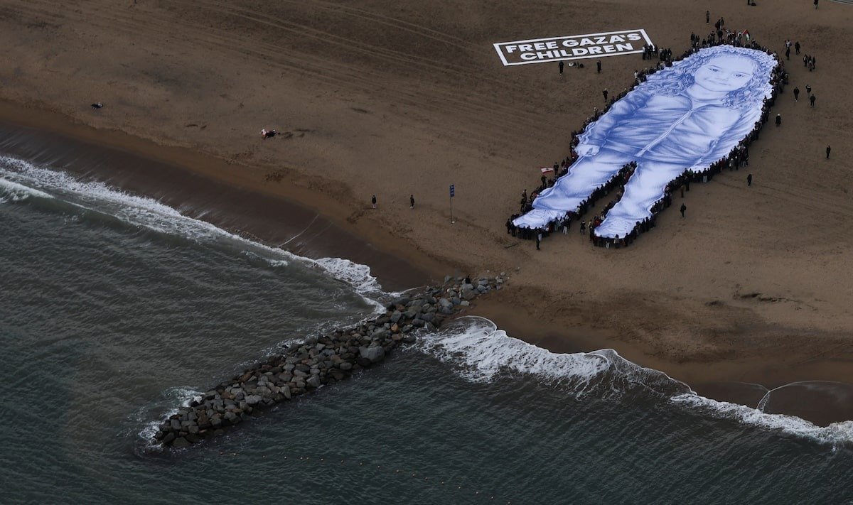 Porträt getötetes Mädchen auf dem Strand von Barcelona als Kunstaktion