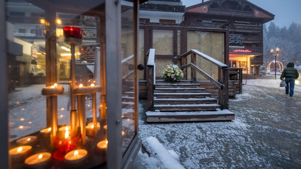 Feuerwehr bekämpft die Flammen beim Todesopfer Schweizer Barbrand in der Silvesternacht