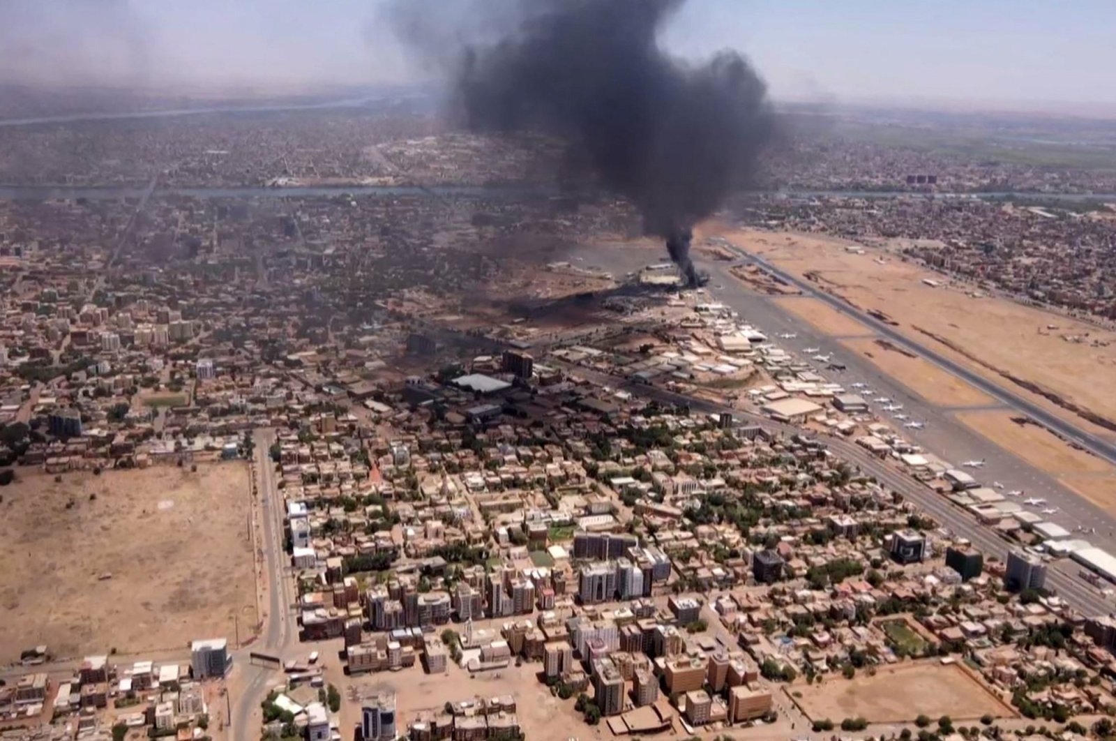 Sicherheitsinspektionen auf der Landebahn vor der Khartoum Flughafen Wiedereröffnung