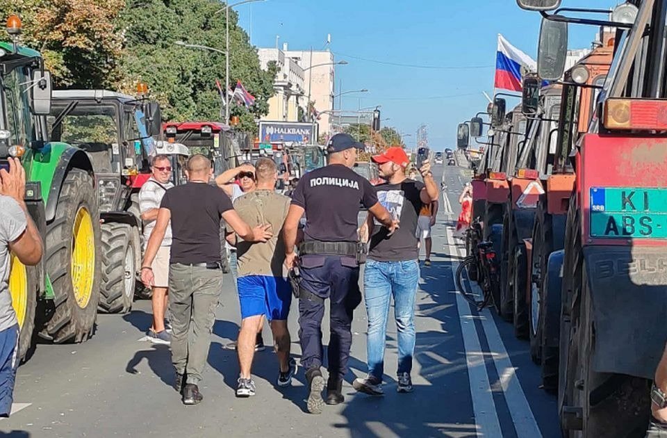 Große Traktorenkolonne beim Agrarprotest Serbien in Bogatić