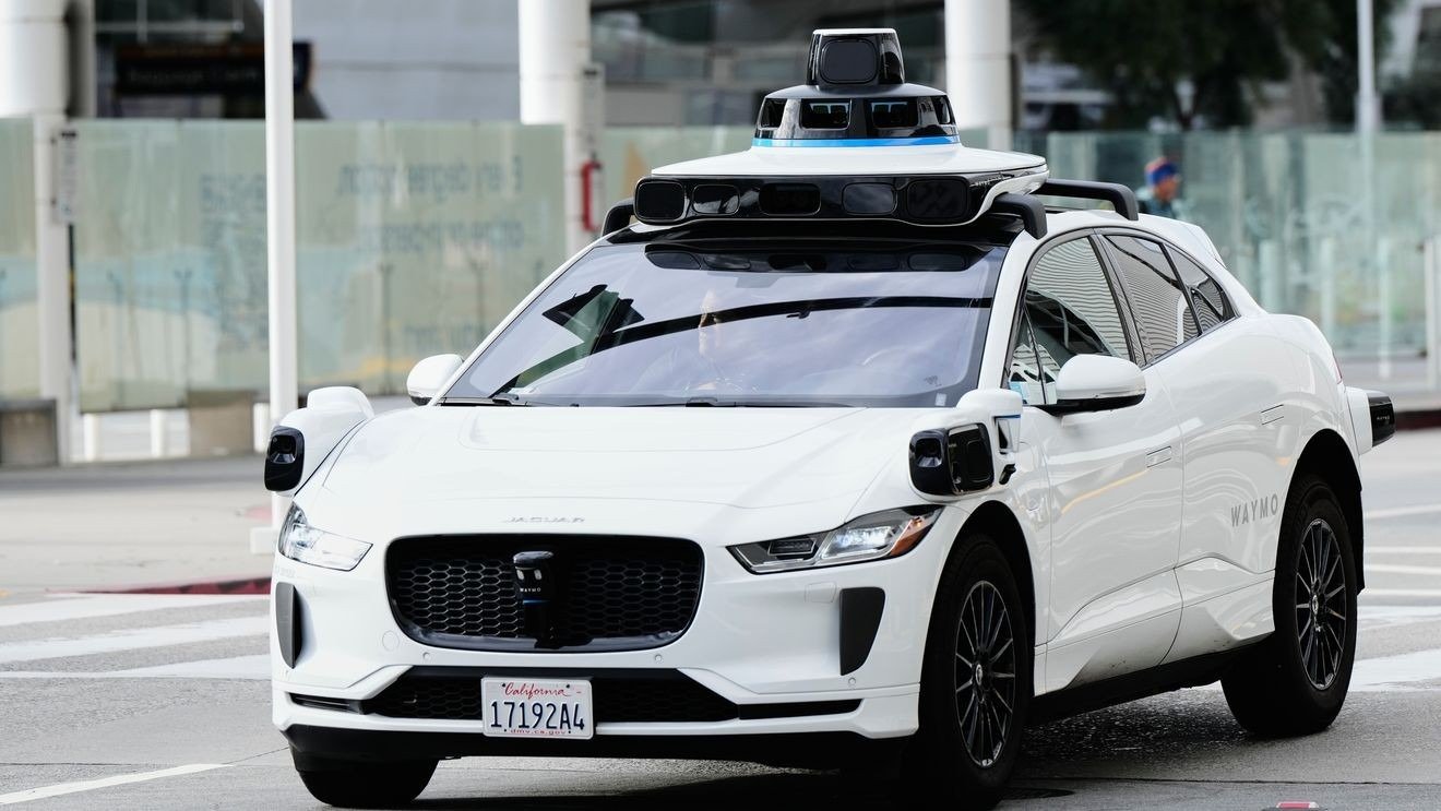 Ein fahrerloses Fahrzeug in Tennessee zeigt wie Waymo operiert autonom im Jahr 2026