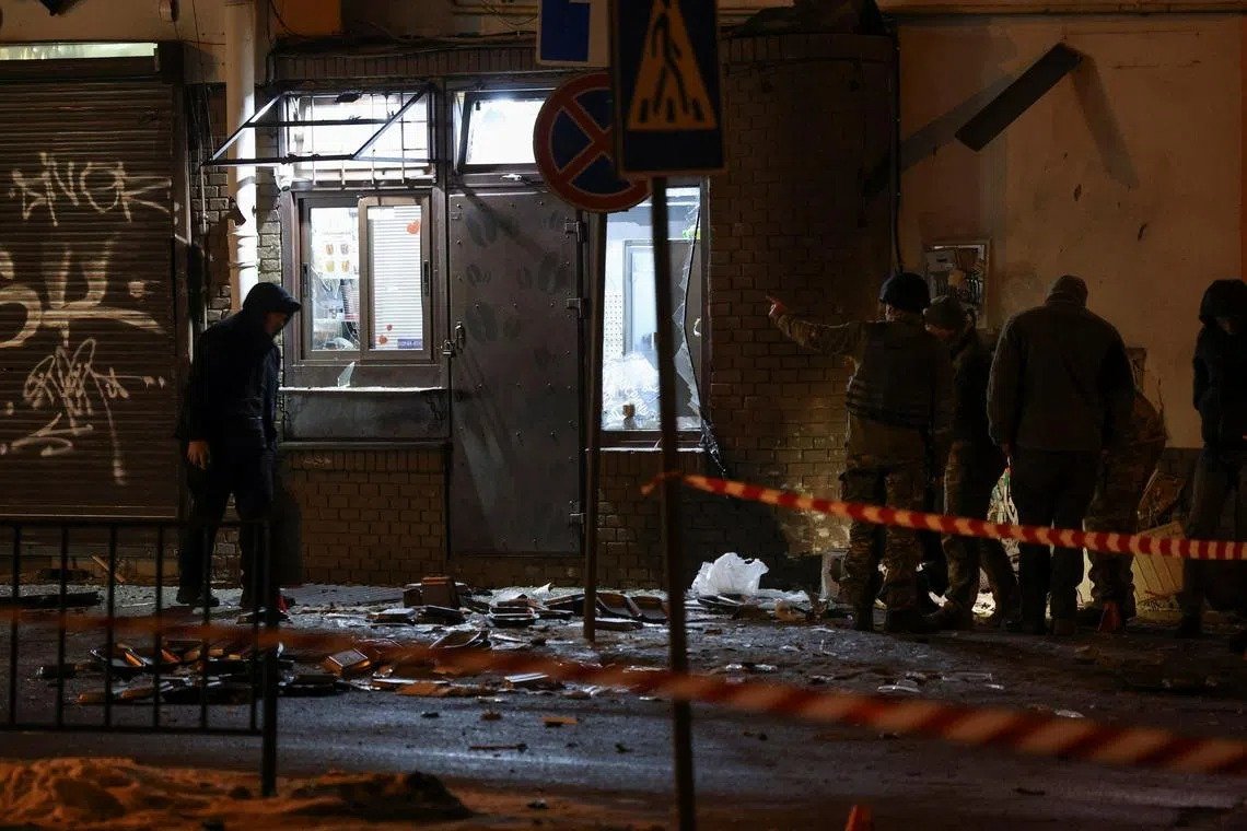 Ersthelfer versorgen die 24 Verletzten der Bombenanschläge in Lemberg.