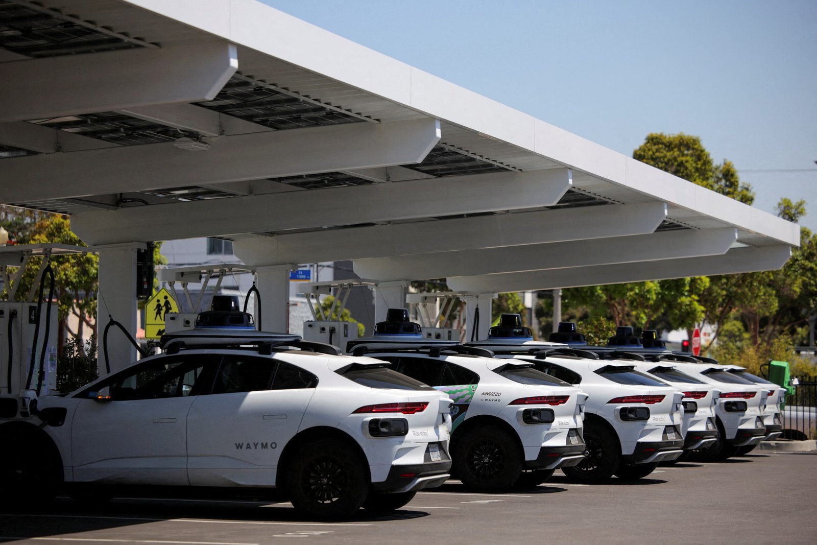 Durch modernste Lidar Sensoren am Fahrzeug Waymo operiert autonom und sicher