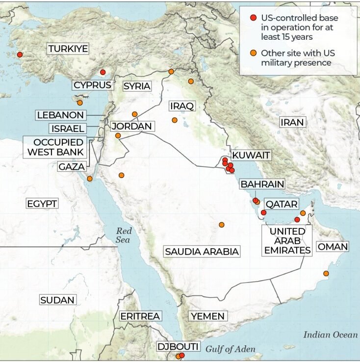 Die Iran US-Stützpunkte Drohung wird durch die Demonstration ballistischer Raketen bei einer Militärparade in Teheran untermauert.