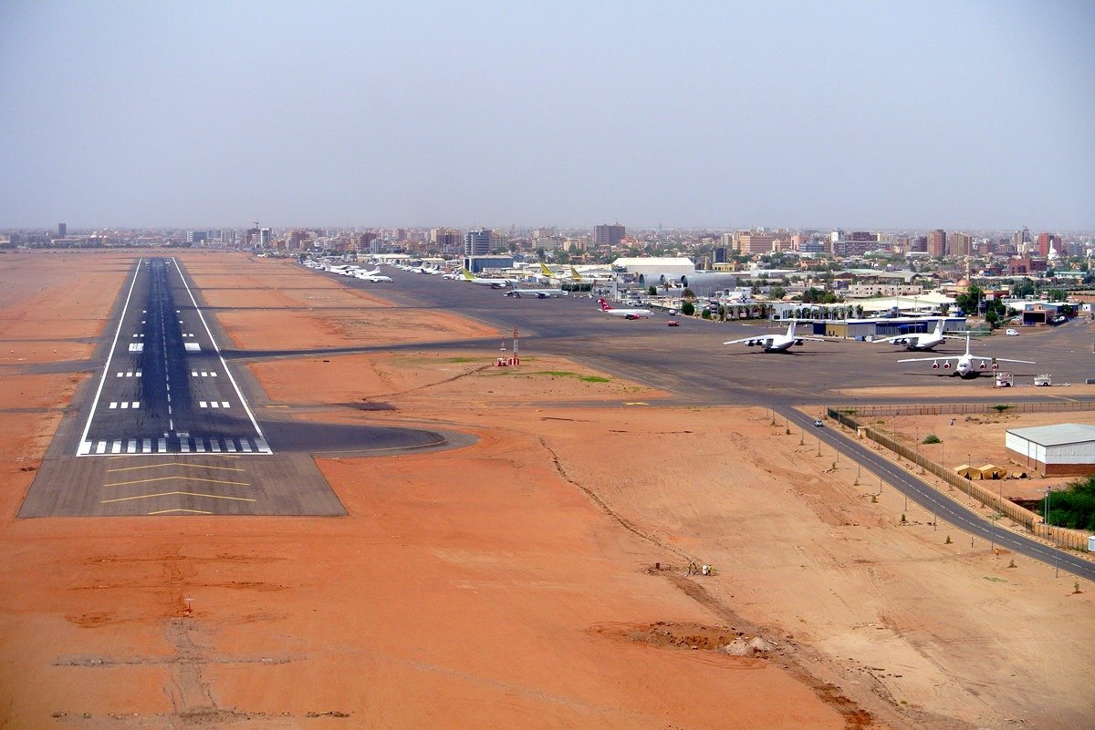 Passagiere betreten das Terminal nach der Khartoum Flughafen Wiedereröffnung