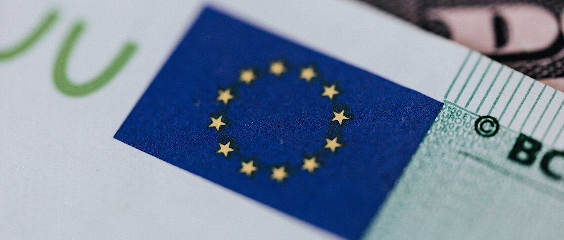 Solar panels and wind turbines representing green investments from Europas Wiederaufbaufonds