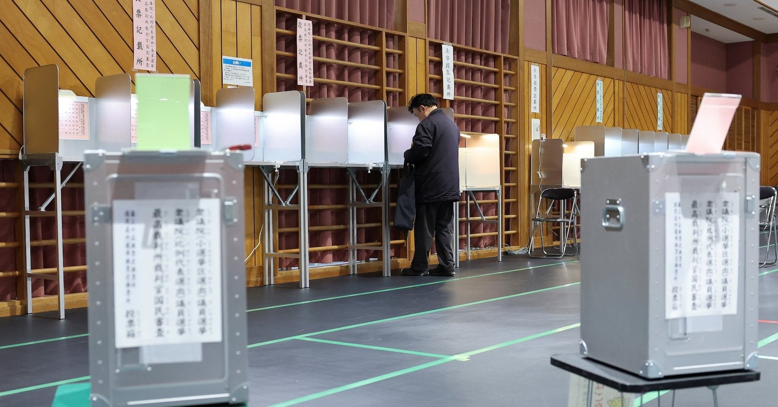 Premierministerin Sanae Takaichi hält eine engagierte Rede während der Kampagne für Japans Winterwahl vor nationaler Flagge.