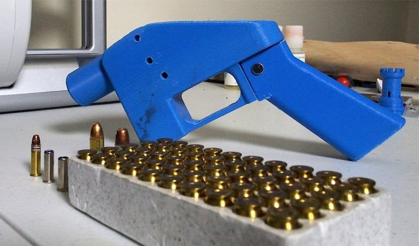 Ein industrieller 3D-Drucker als Zielscheibe für das geplante EU-Waffenverbot.