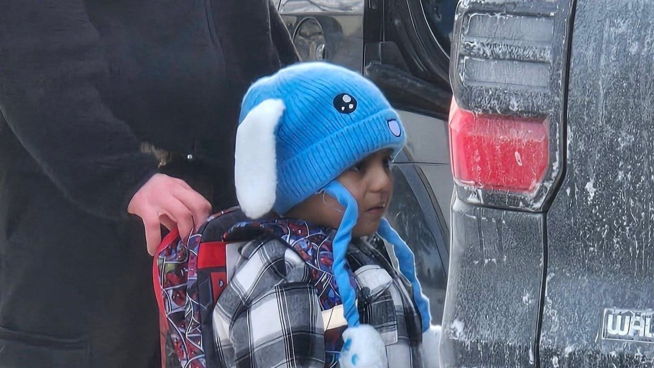 Beamte der Einwanderungsbehörde ICE im Einsatz in einem Wohngebiet wo die US-Regierung versucht fünfjährigen aus Minnesota abzuschieben.