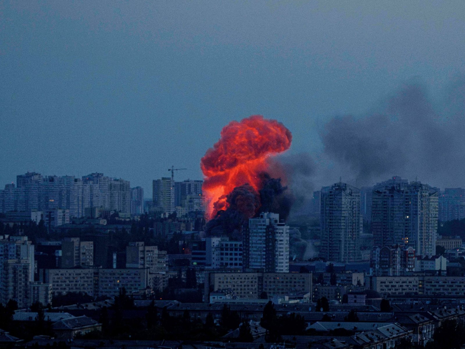 Feuerwehrleute bei Bergungsarbeiten in Kiew infolge der Eskalation im Ukraine-Krieg.