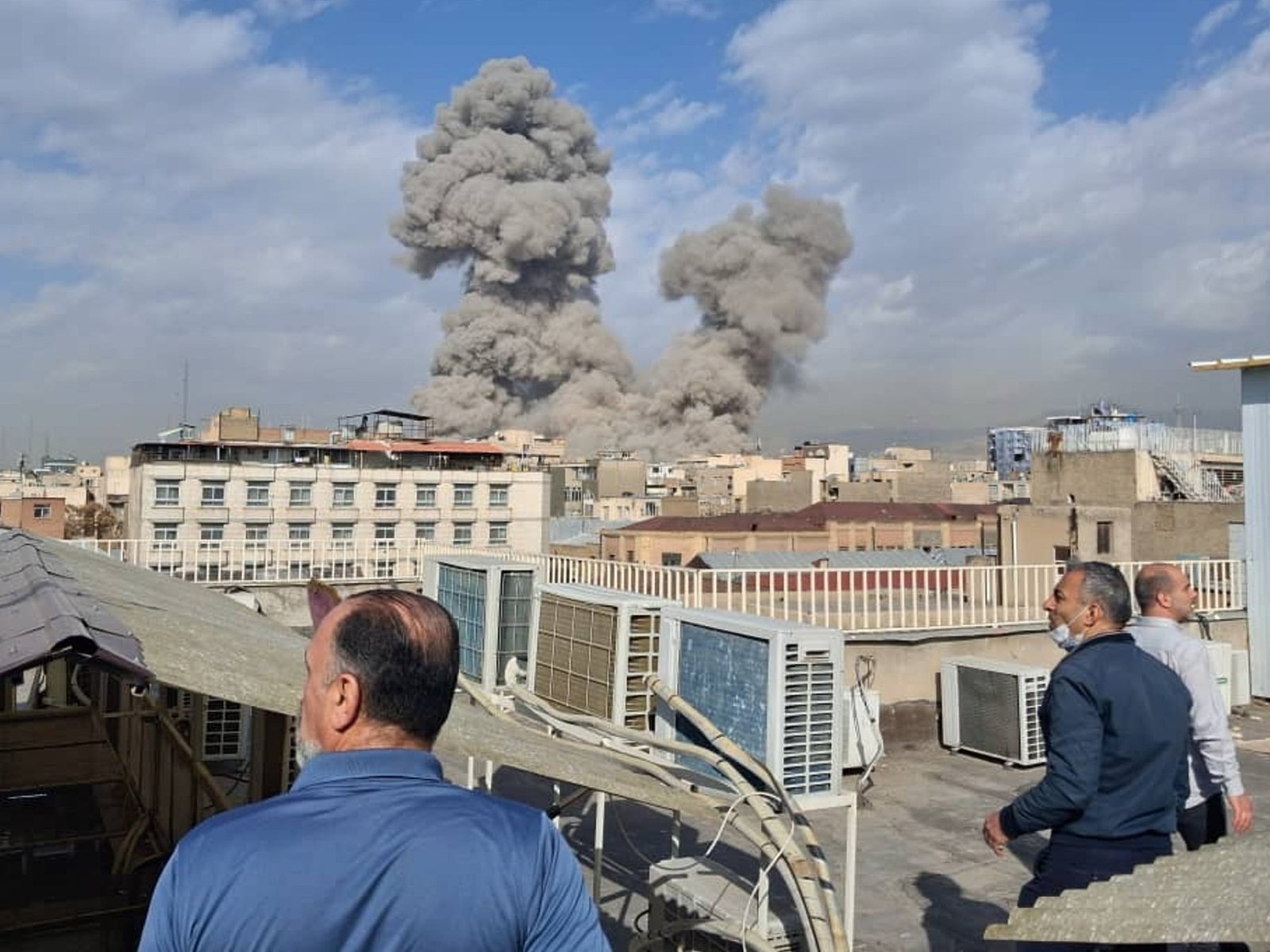 Heftige Explosionen in Teheran 2026 beleuchten den Nachthimmel