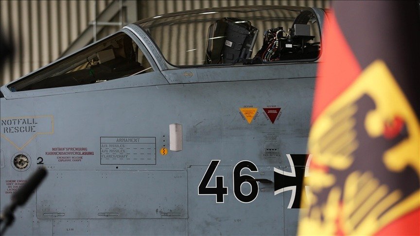 Ein Soldat bedient ein System für die militärische Drohnenabwehr.