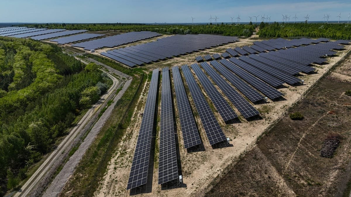 Hausdach mit Modulen nach dem Stopp der Solarzellen Subventionen für Privatpersonen