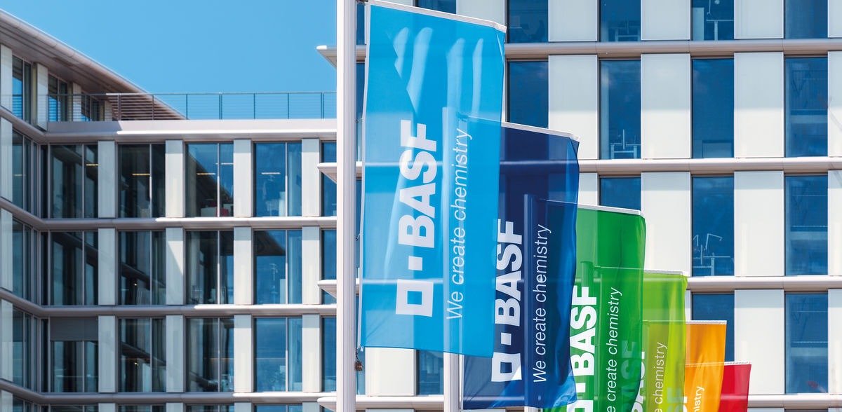 Demonstration der Belegschaft gegen den BASF Stellenabbau in Berlin.