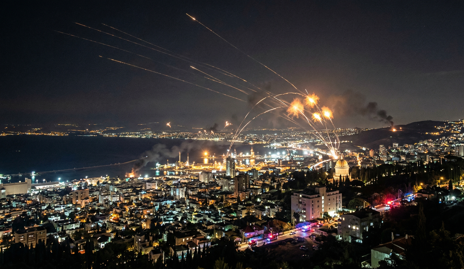 Ölraffinerie Haifa mit dichter Rauchentwicklung Feuerwehr löscht Brand