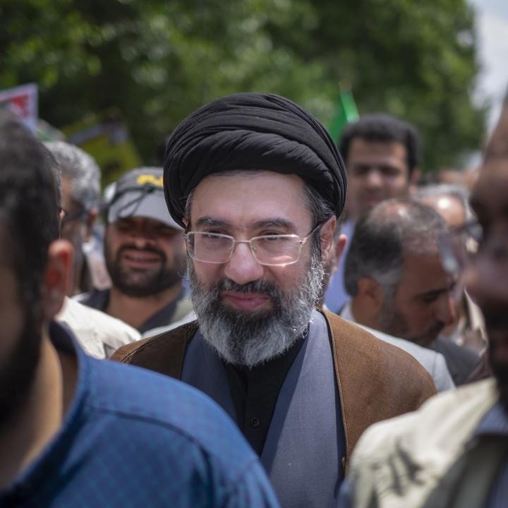 Zerstörte Gebäude in Teheran während der Suche nach einem Neuer Führer des Iran