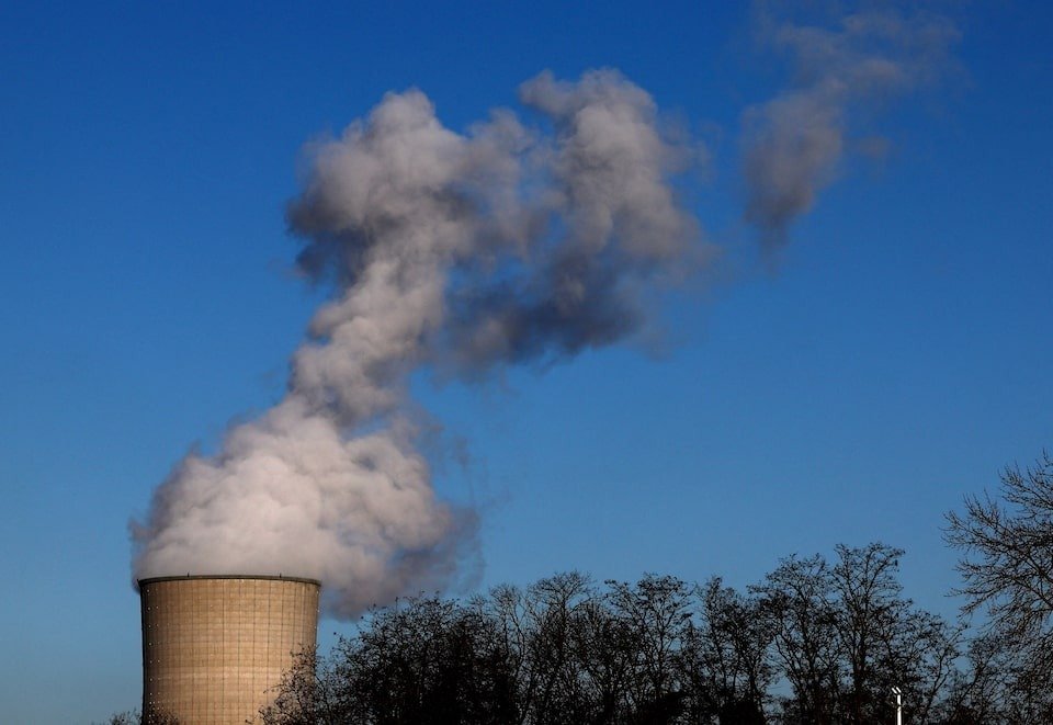 Detaillierte Infografik, die das Prinzip der CO2-Zertifikate im EU-Kohlenstoffmarkt erklärt.