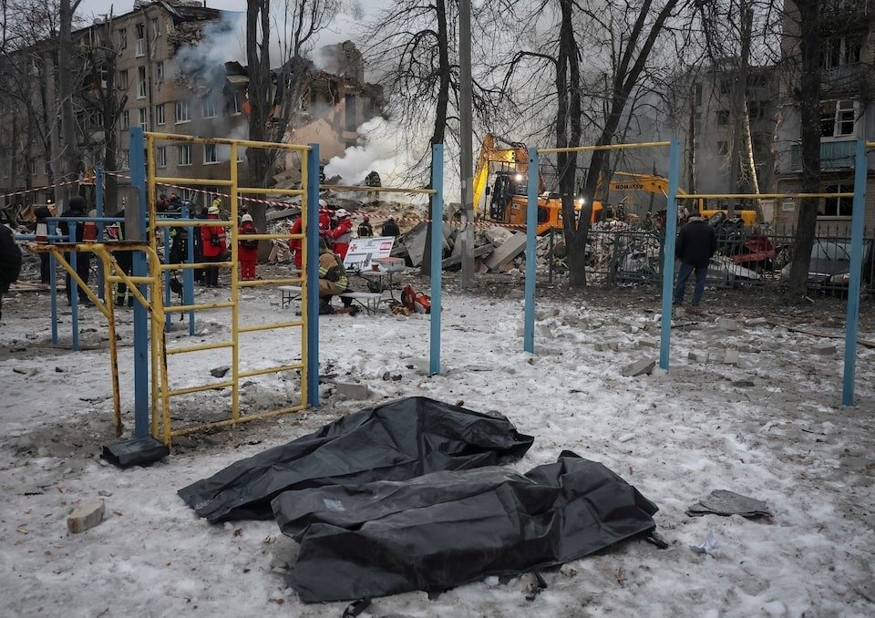 Rettungskräfte nach dem Russisch Angriff auf Charkiw