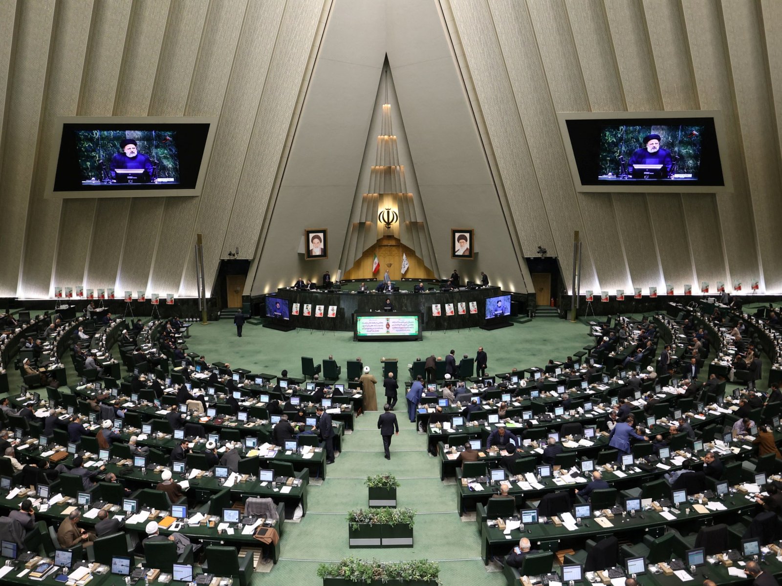 Schiffe beim Versand durch die Hormus