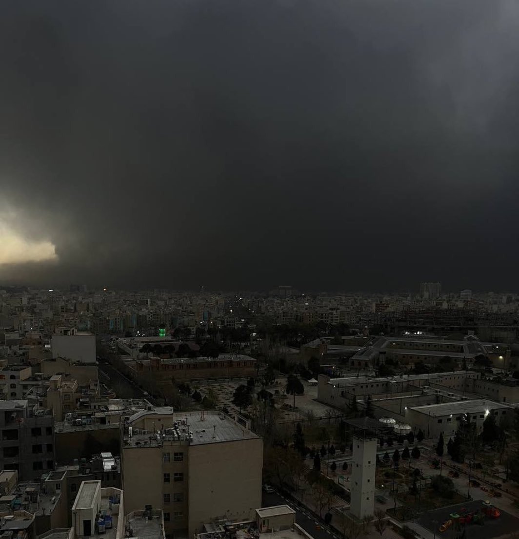Schwerer schwarzer Rauch der Umweltkatastrophe Teheran verdunkelt den Himmel über der Stadt.