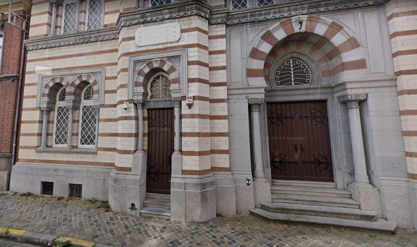 Historische Fassade nach einem Synagogenanschlag in Belgien