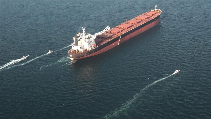 Militärschiffe patrouillieren, während die Straße von Hormuz ist gesperrt.