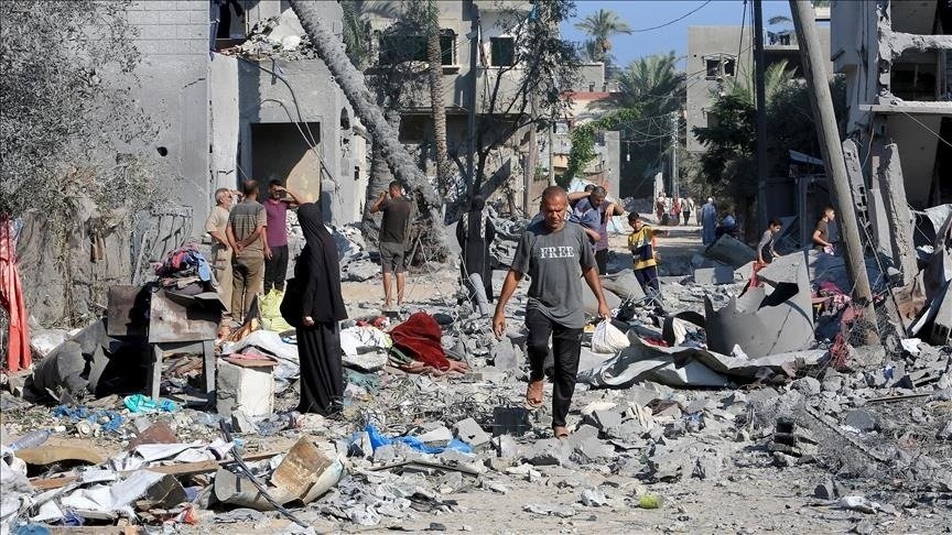 Palästinensische Geflüchtete im Libanon suchen nach Luftangriffen 2026 in Sidon in den Trümmern nach Habseligkeiten.