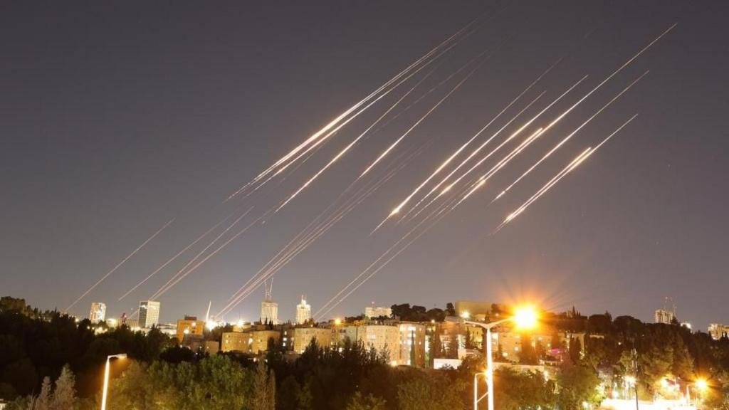 Das israelische Abwehrsystem reagiert auf Irans Raketenkapazitäten am Nachthimmel.