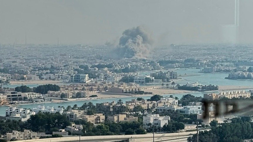 Eine Anzeige am Hamad International Airport zeigt den aktuellen Qatar Airways Flugstatus.