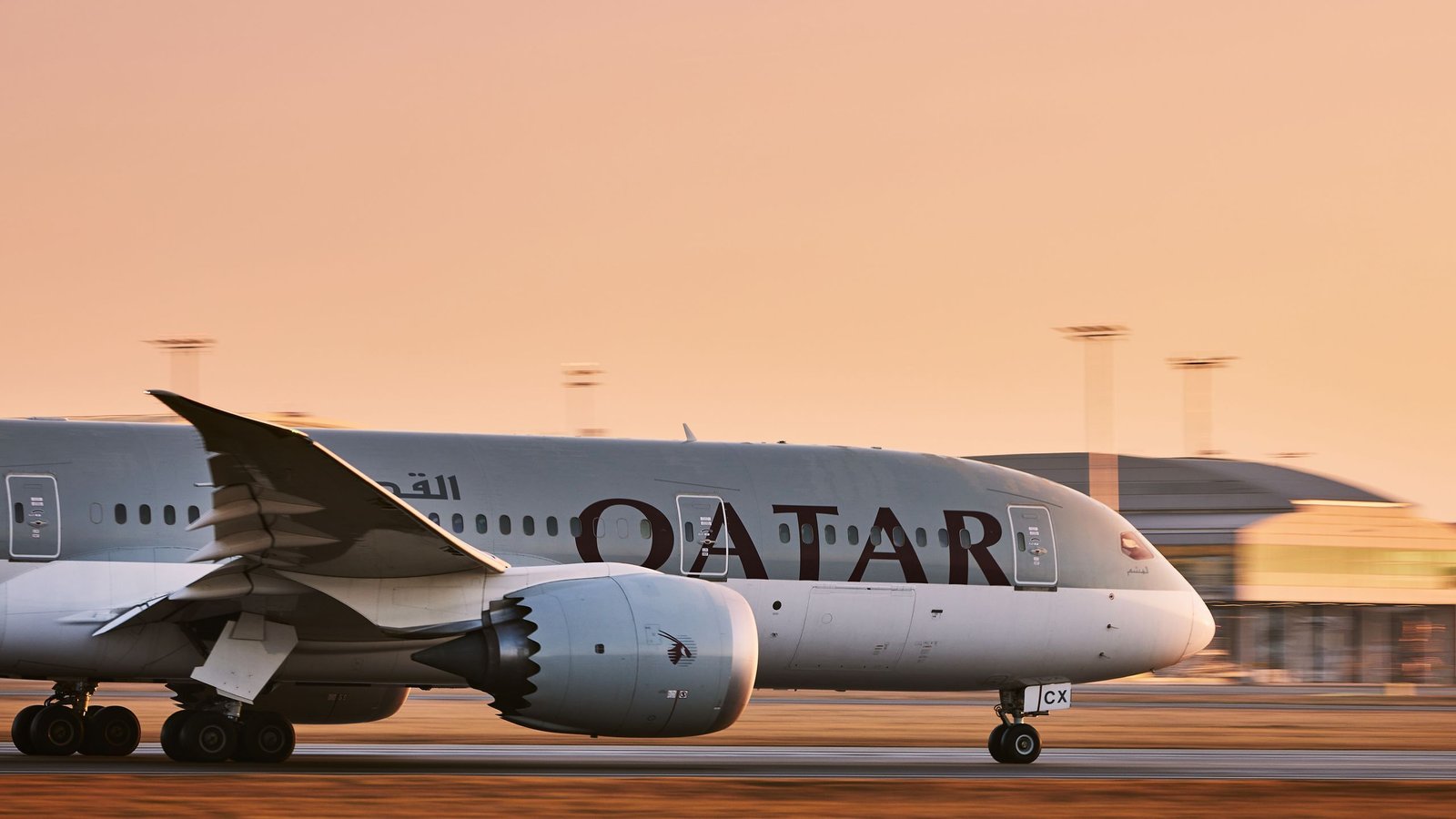 Qatar Airways Flugzeug startet vom Hamad International Airport in Doha