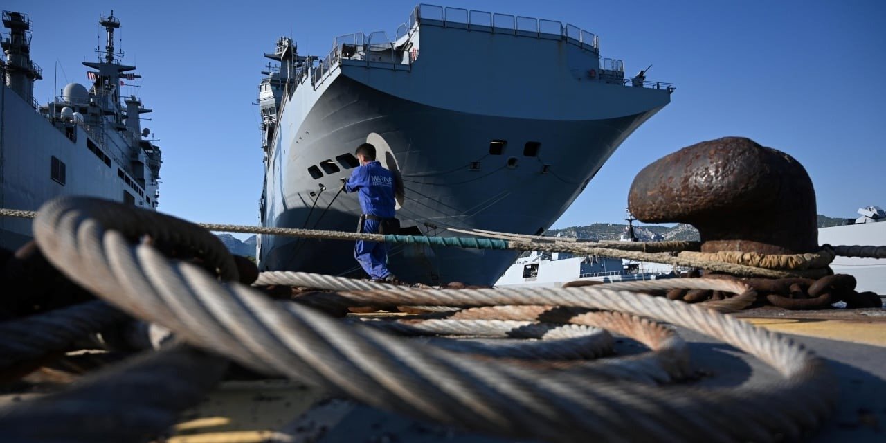 Der Flugzeugträger Charles de Gaulle demonstriert Frankreichs Unterstützung für Zypern.
