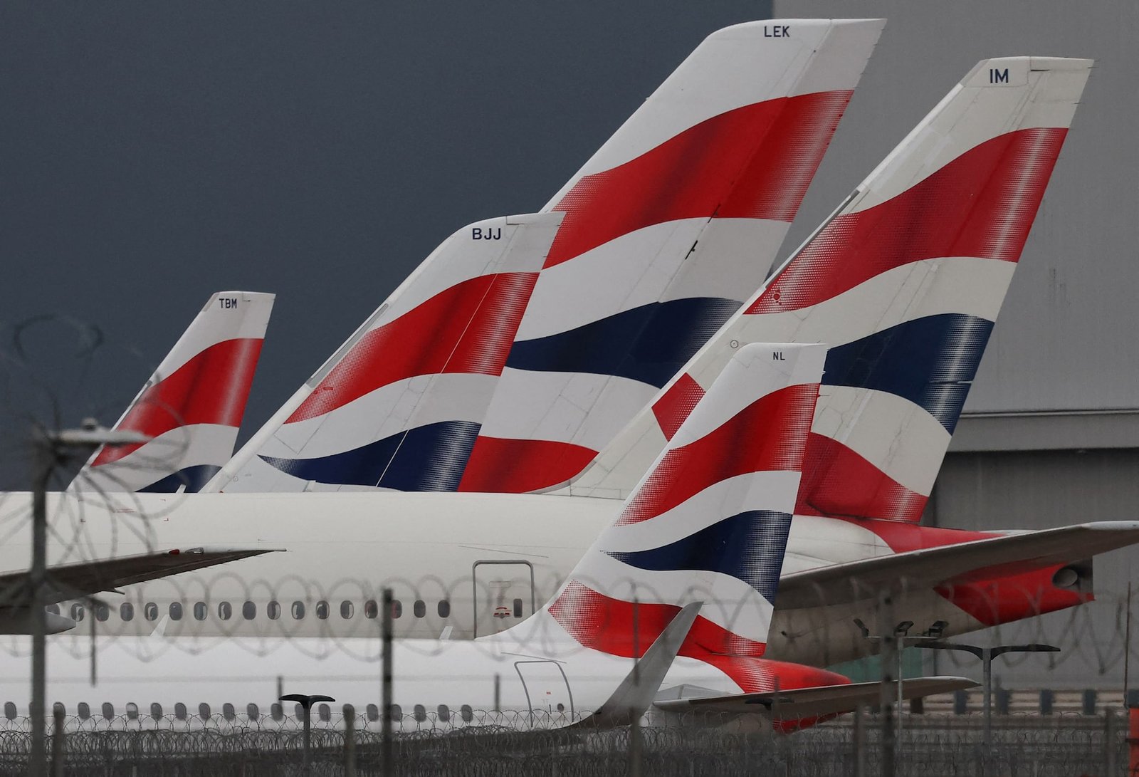 Anzeigetafel zeigt British Airways Flugstreichungen nach Dubai
