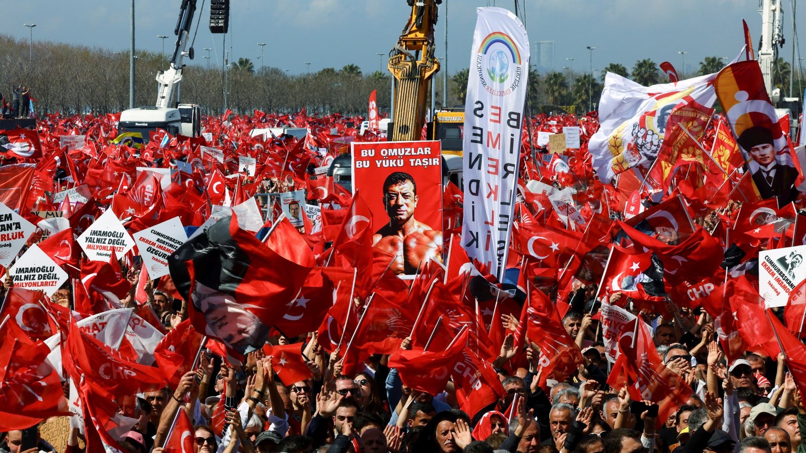 Protest in der Türkei: Demonstranten vor Rathaus Istanbul