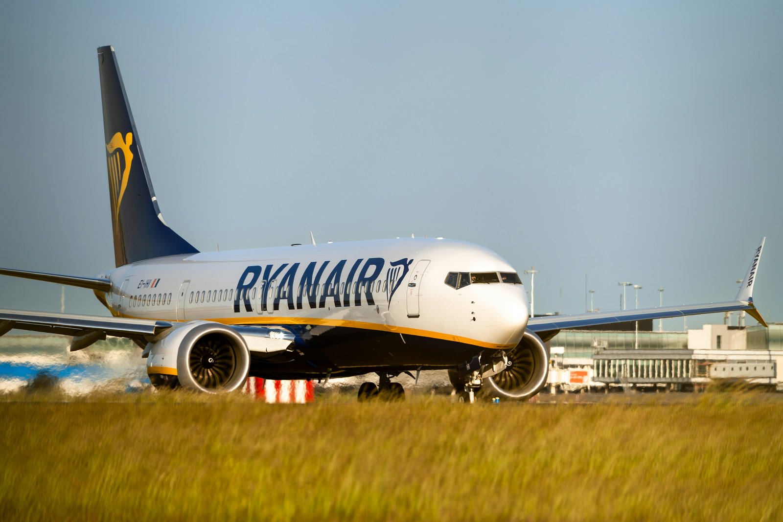 Eine Maschine von Ryanair rollt über das Vorfeld in Berlin.