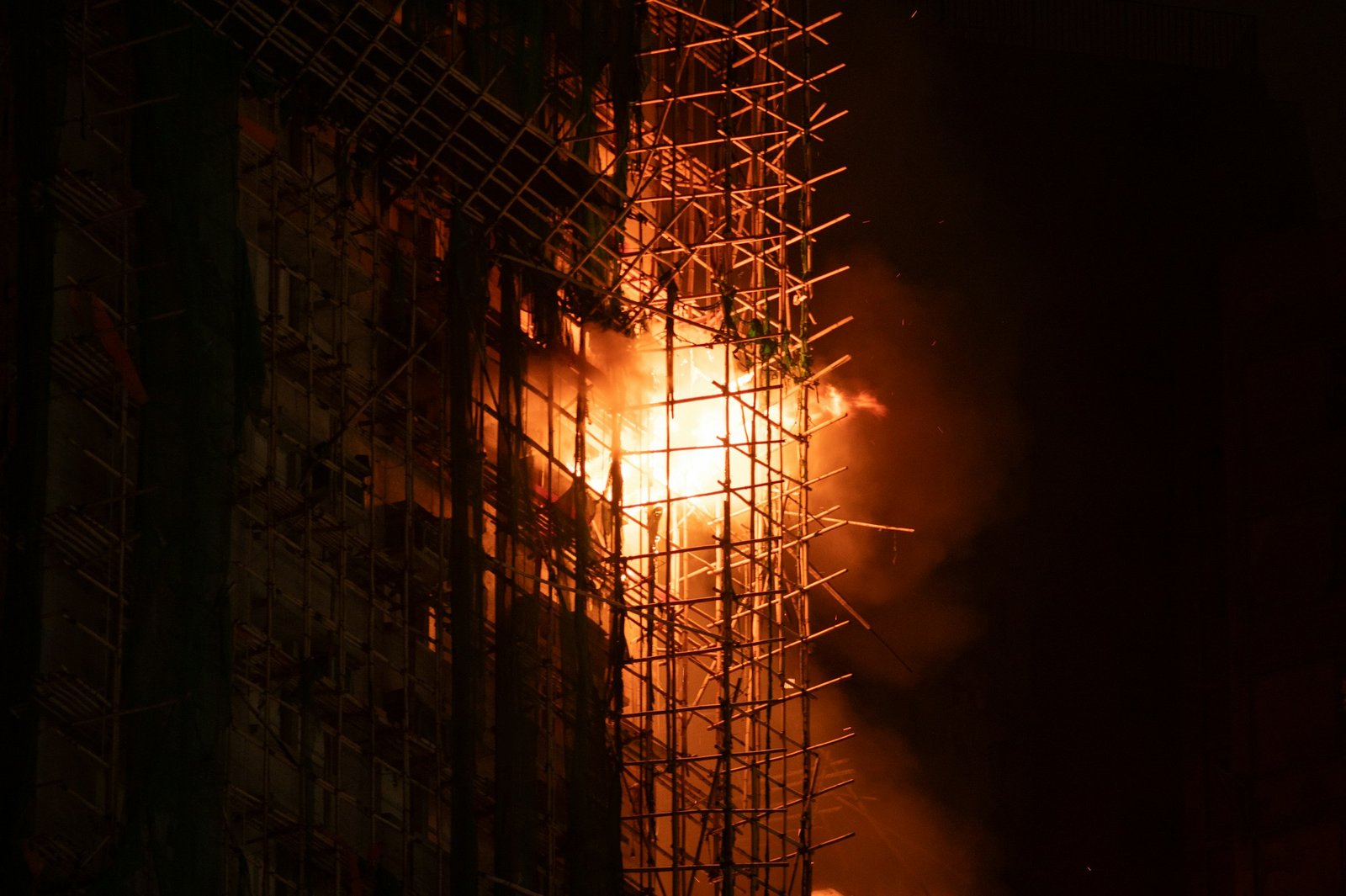 Schwere Schäden durch russische Luftangriffe in Dnipro
