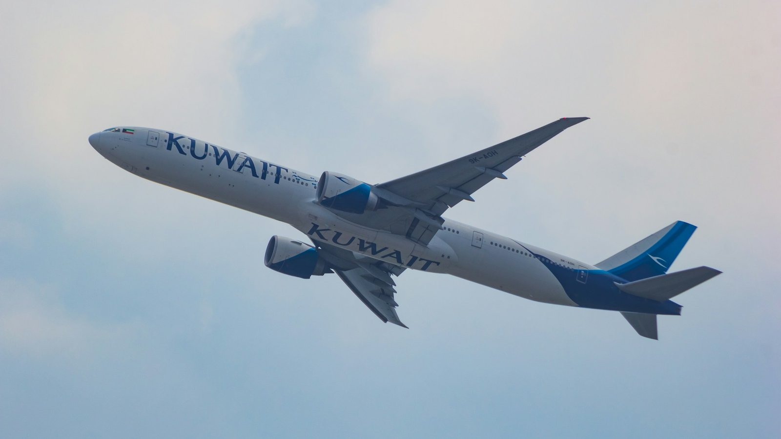 Kuwait Airways nimmt den regulären Flugbetrieb ab Sonntag nach Luftraumöffnung wieder auf 28 Eine Maschine der Kuwait Airways am Terminal 4 in Kuwait