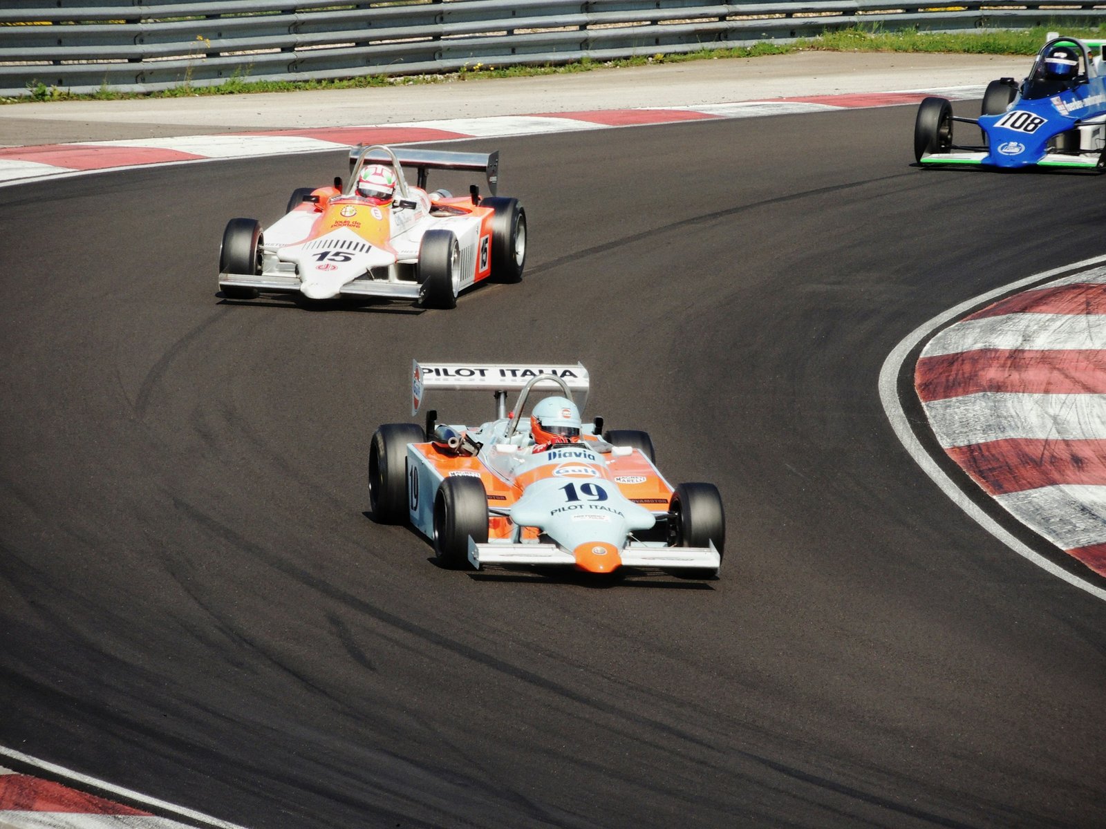 Actionreiches Manöver während eines Rennens der Formel 1