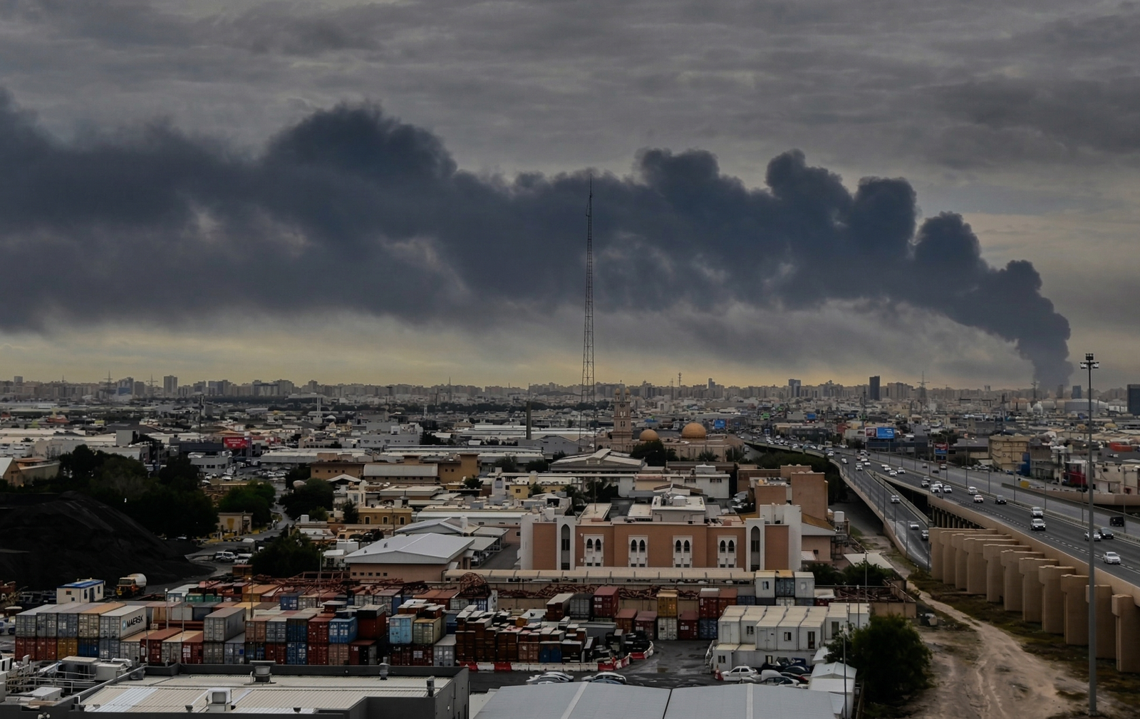 Angriff auf Kuwait: Feuerwehr bekämpft Brände in Ölraffinerien