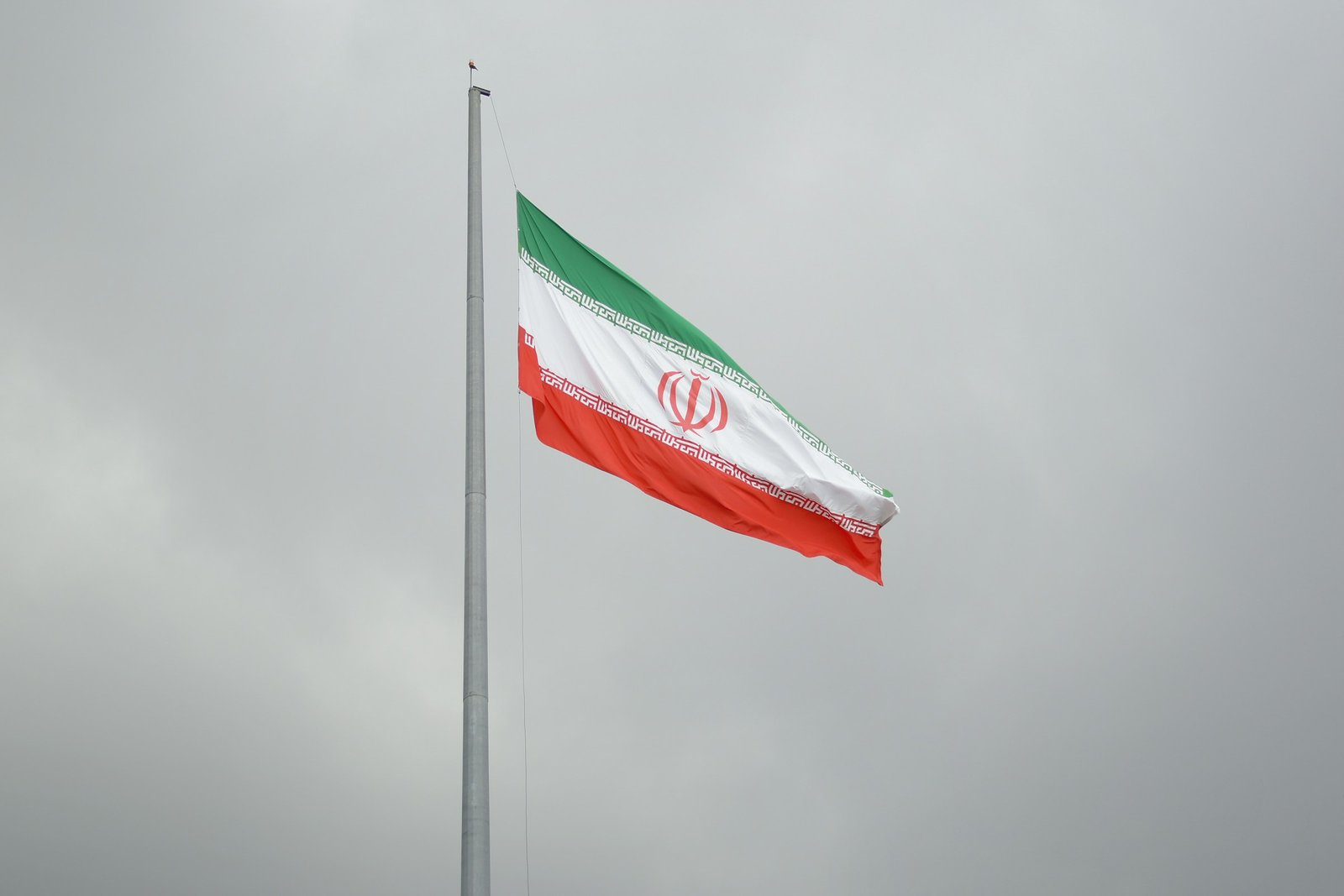 Ein großer Öltanker passiert die geöffnete Straße von Hormus