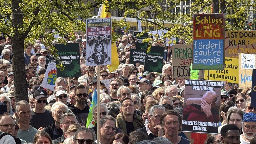 Protest gegen Energiepolitik: Zehntausende gehen in Deutschland auf die Straße 27 Forderung nach mehr Windkraft in der deutschen Energiepolitik