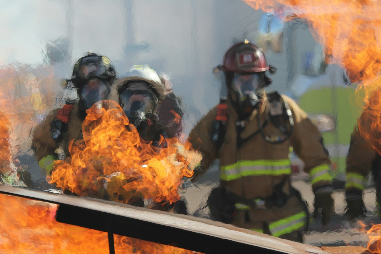 Bodenmannschaften löschen Waldbrand in Japan