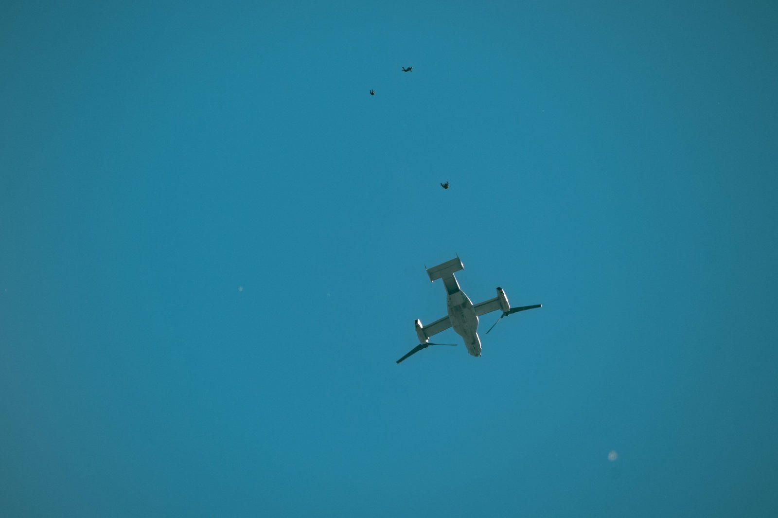 Getroffenes Gebäude neben der Hafeninfrastruktur