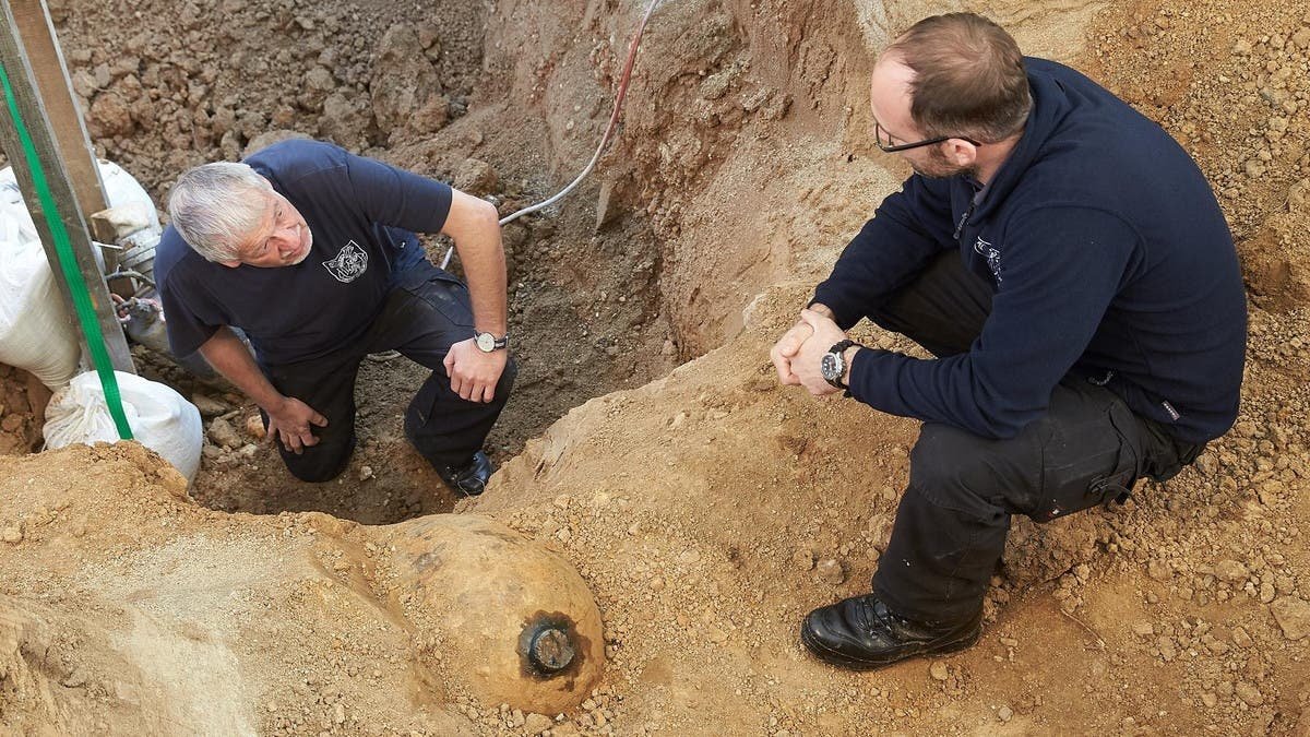 Ein tonnenschwerer Blindgänger liegt freigelegt in einer tiefen Baugrube