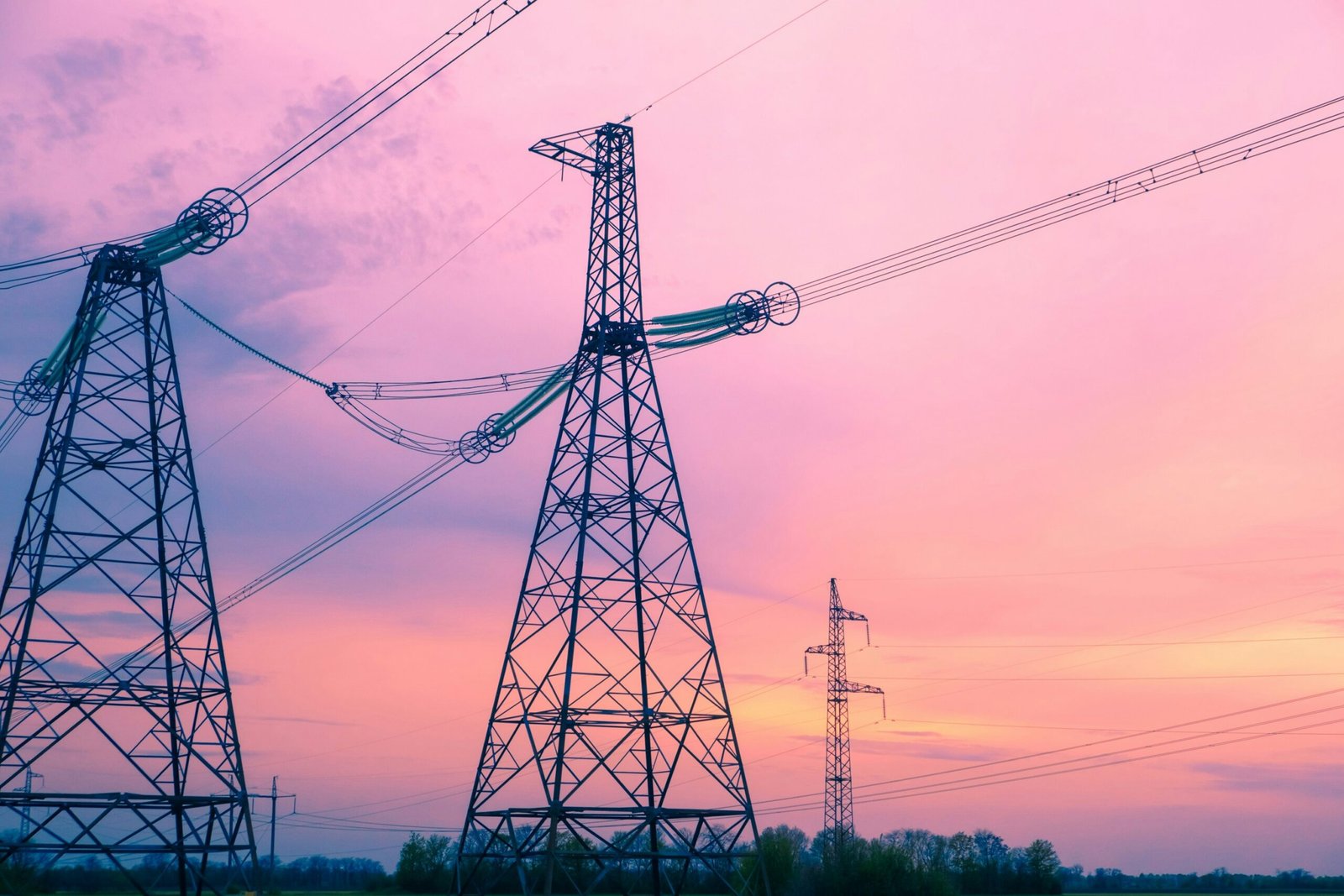 Techniker reparieren das ukrainische Stromnetz in einer Krisenregion