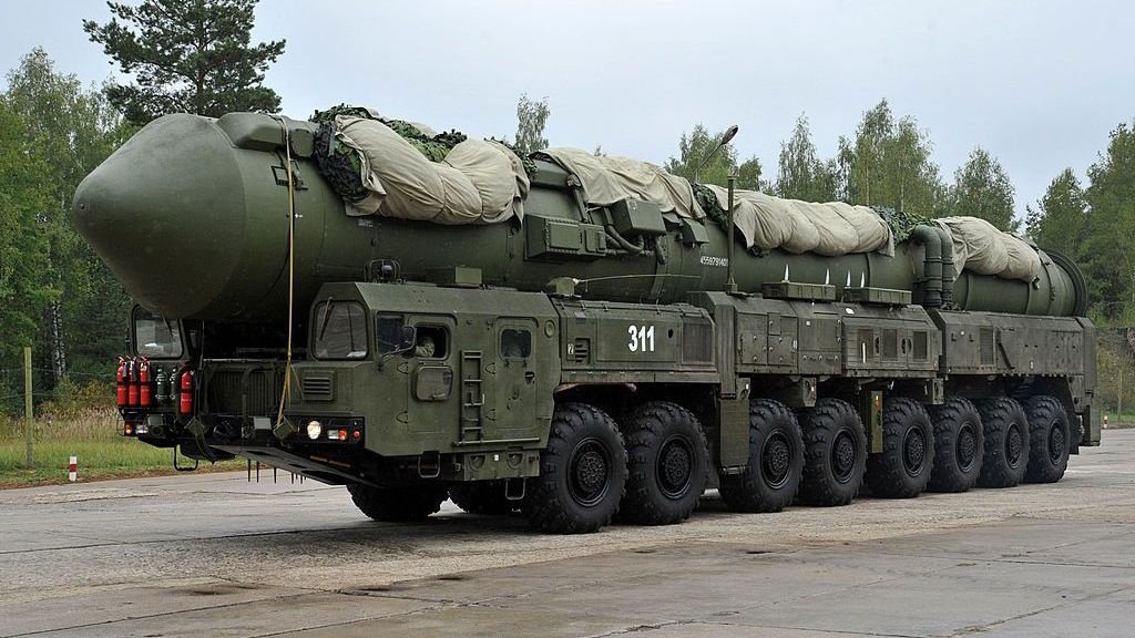 Rettungskräfte löschen Brände nach dem Bombardement auf die Ukraine