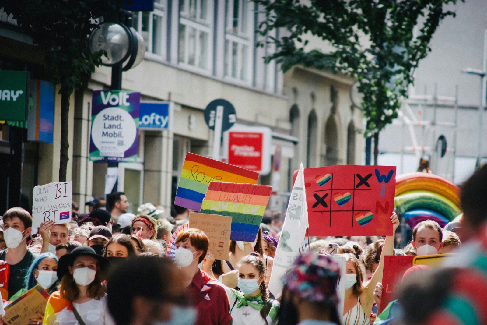 Großdemonstration in Berlin gegen die zunehmenden LGBTQ-Hasskriminalitäten